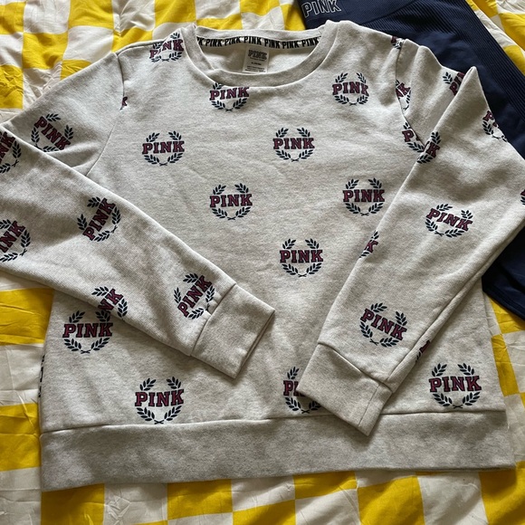 VS PINK COLLEGIATE PRINT CREW NECK SWEATSHIRT & VS PINK SEAMLESS LEGGINGS SET - Picture 2 of 11